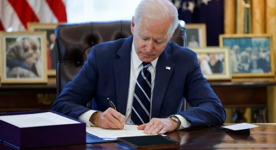 Presidente Joe Biden assina pacote de estímulos econômicos de US$ 1,9 trilhão, o terceiro plano aprovado como alívio dos efeitos da pandemia do coronavírus no país.