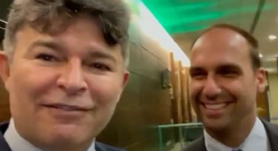 O deputado federal José Medeiros (Podemos) gravou um vídeo com o filho do presidente Jair Bolsonaro