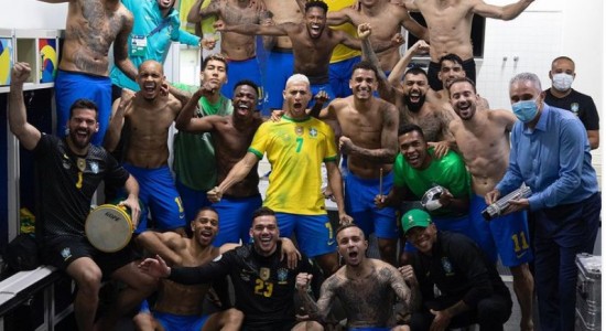 COPA AMÉRICA Seleção brasileira festeja vaga na final da Copa América com samba no vestiário e Tite com reco-reco