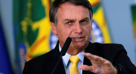 Hospital afirma que presidente Brasil Jair Bolsonaro passou por avaliação clínica e seguirá internado