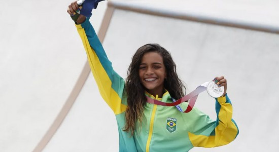 Rayssa Leal com medalha de prata em Tóquio OLIMPIADAS