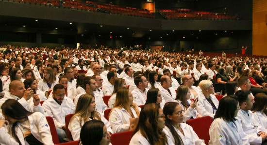 Brasil tem 575.930 médicos ativos: 2,81 por mil habitantes