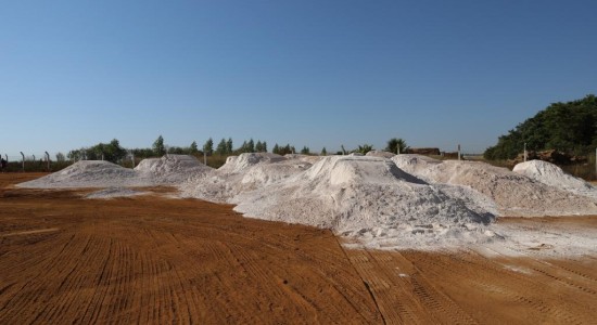 Agricultores familiares receberam do Governo de MT mais de 47,7 mil toneladas de calcário para tornar solo mais produtivo