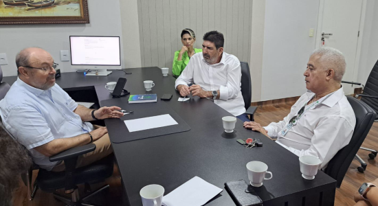 deputadp Dr João discute transplante de medúla óssea, pagamento de médicos e aumento na estrutura do Hcan