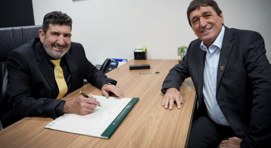 deoutado de mt Dr. João homenageia Tangará da Serra com primeiro atendimento simbólico na primeira-secretaria