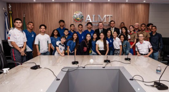 Deputados recebem estudantes do Parlamento Jovem na Assembleia Legislativa