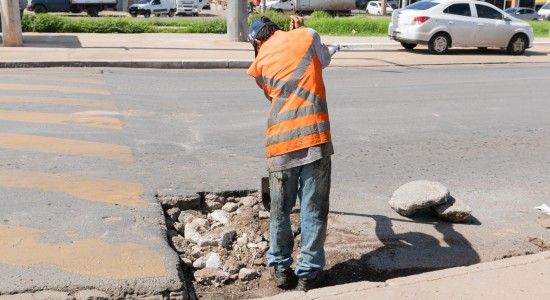 Em Cuiab-a Tapa-buraco atende quatro bairros e Av. Dante Martins de Oliveira