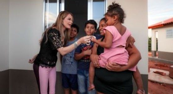 Primeira-dama Virginia Mendes entrega 63 casas