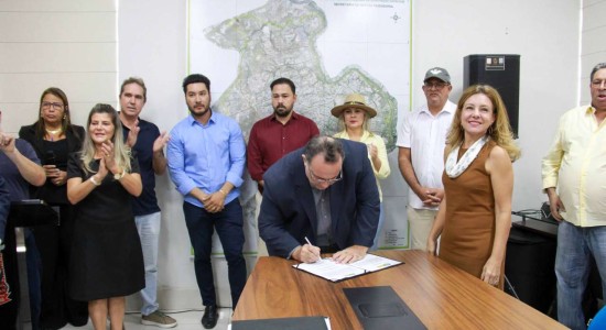 Flávia e Tião empossam três secretários e presidente do Previvag