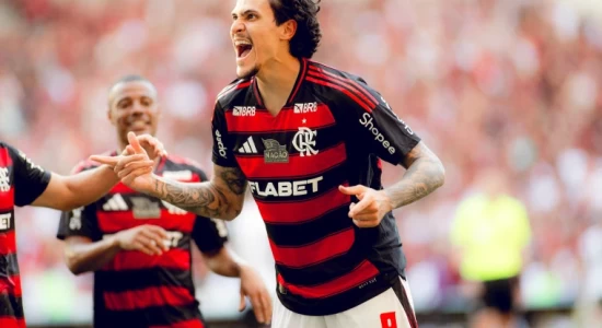 Flamengo domina e goleia Corinthians no Maracanã