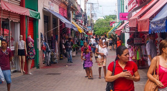 Fecomércio-MT orienta comerciantes de Cuiabá e VG sobre feriado do Dia do Trabalhador