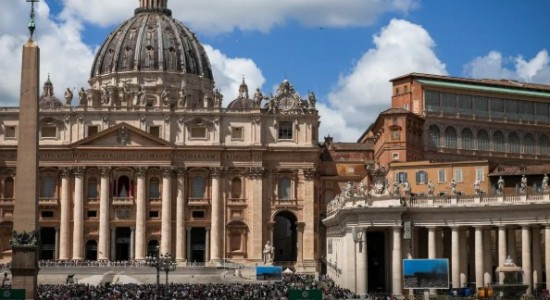 Vaticano registra fumaça branca; novo papa é eleito