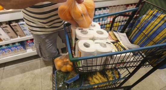 Brasileiro aumentou em mais de 15% valor gasto em supermercados e restaurantes