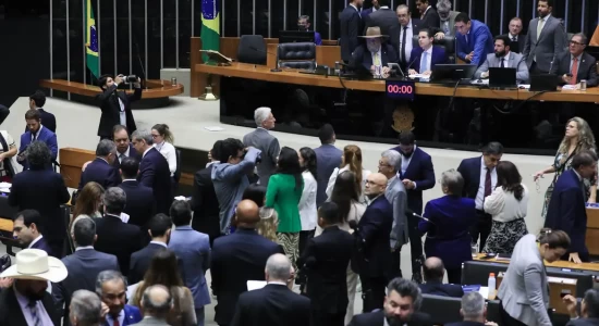 Câmara aprova projeto que reajusta salários de servidores públicos