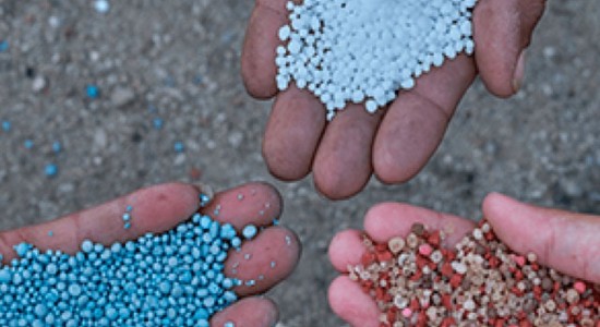 Guerra Israel e Estados Unidos x Irã ameaça explodir custo dos fertilizantes no Brasil