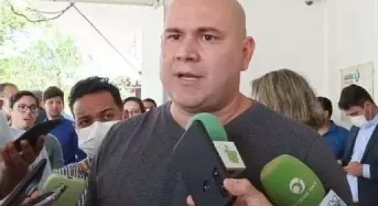 Prefeito culpa dívidas herdadas por falta de abastecimento de remédios e anuncia regularização