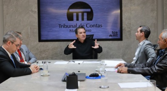 Presidente do TCE recebe balanço das ações da Secretaria de Justiça