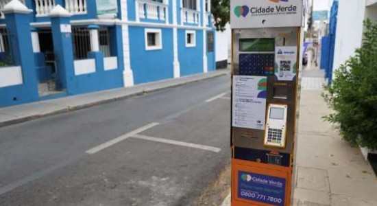 Abilio assina decreto que cria auditoria para analisar contrato do estacionamento rotativo