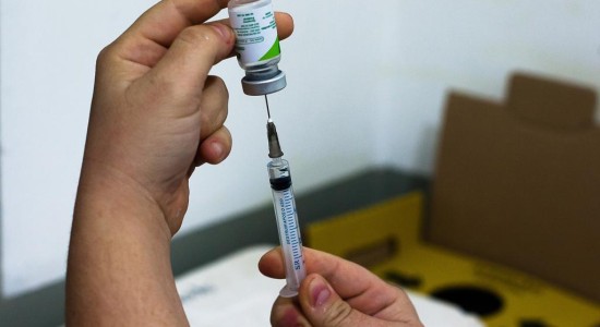 Covid-19 não desapareceu e casos continuam ocorrendo, alerta médico