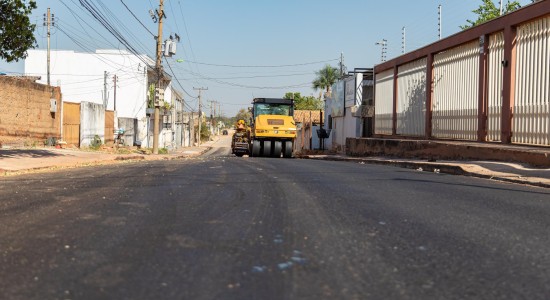 Prefeitura de Cuiabá atende 12 bairros com asfalto, meio-fio, sarjetas e calçadas