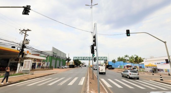 Semob implanta semáforo acionado por botoeira na Avenida Fernando Corrêa