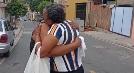 Com auxílio da Polícia Civil, mãe e filhos se reencontram após 35 anos de separação