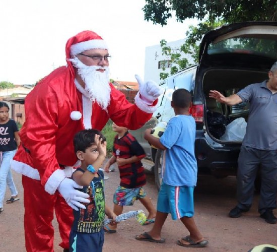 Notícia de MT Política MT Esporte MT Polícia Militar entrega brinquedos e cestas básicas em comemoração ao Natal em Mato Grosso