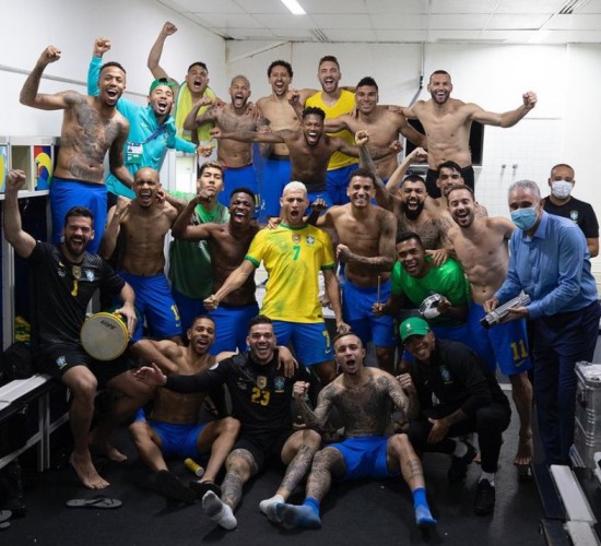 COPA AMÉRICA Seleção brasileira festeja vaga na final da Copa América com samba no vestiário e Tite com reco-reco