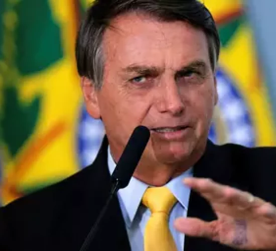 Hospital afirma que presidente Brasil Jair Bolsonaro passou por avaliação clínica e seguirá internado