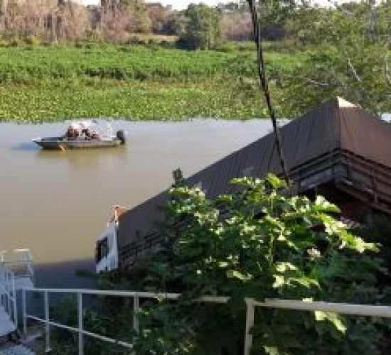 Em fuga da polícia, suspeito perde controle de caminhão e cai no Rio Paraguai