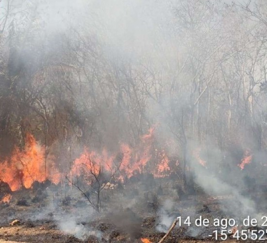 Aeronave e helicóptero são usados para tentar apagar incêndio no Morro de Santo Antônio (MT)