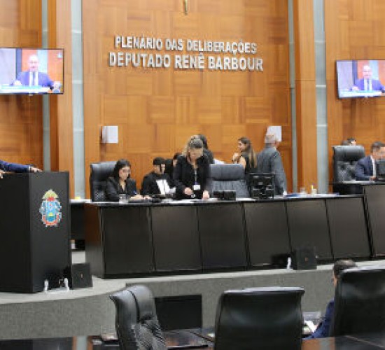 Deputados votam PL que obriga uso de uniforme nas unidades escolares estaduais