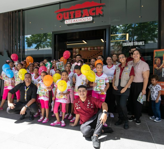 Outback recebe meninas do Siminina em ação social conjunta com a Prefeitura de Cuiabá