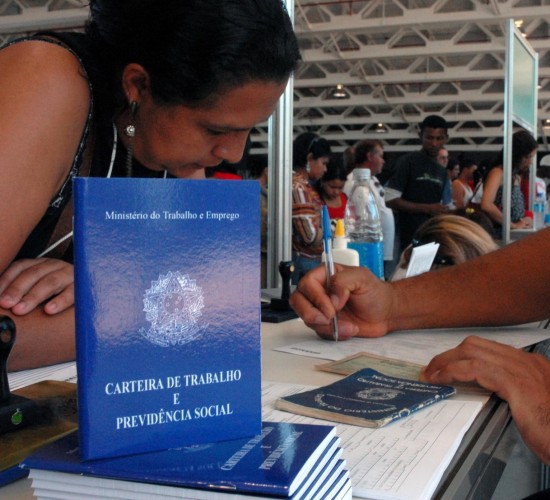 Desemprego cai para 7,9%, menor índice para o trimestre desde 2014