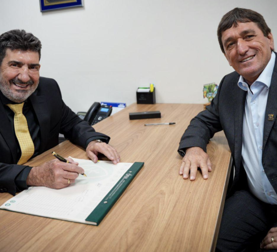 deoutado de mt Dr. João homenageia Tangará da Serra com primeiro atendimento simbólico na primeira-secretaria