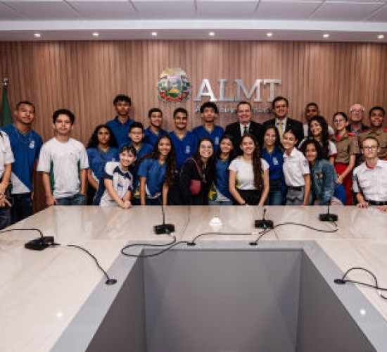 Deputados recebem estudantes do Parlamento Jovem na Assembleia Legislativa