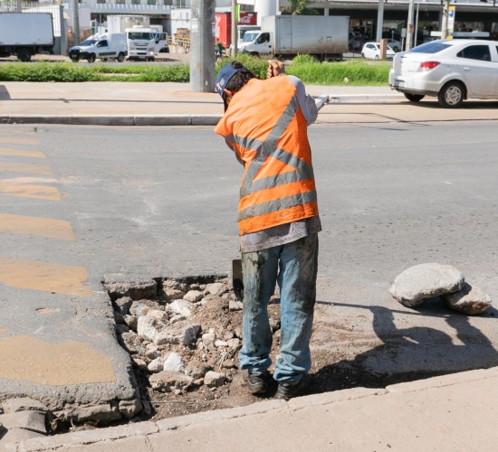 Em Cuiab-a Tapa-buraco atende quatro bairros e Av. Dante Martins de Oliveira