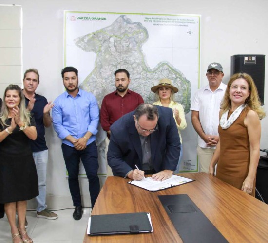 Flávia e Tião empossam três secretários e presidente do Previvag