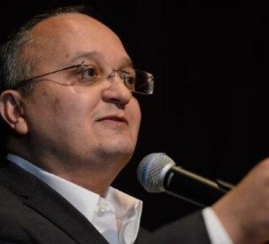 Democracia é tema de palestra do professor Pedro Taques nesta sexta-feira (25)