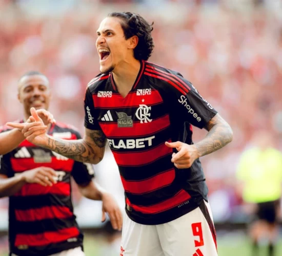 Flamengo domina e goleia Corinthians no Maracanã