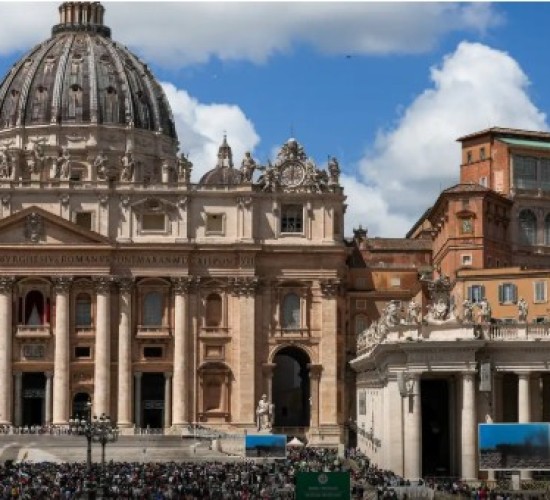 Vaticano registra fumaça branca; novo papa é eleito