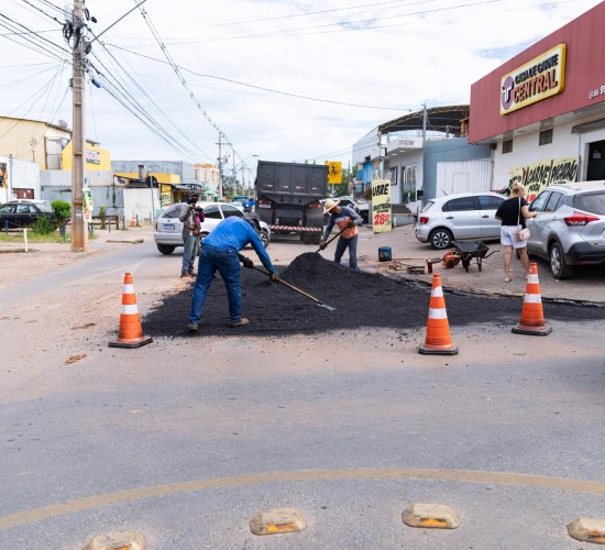 Mutirão tapa-buraco avança no CPA e Morada do Ouro com mais de 400 toneladas de massa asfáltica utilizadas