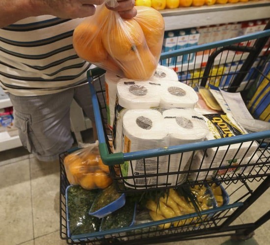 Brasileiro aumentou em mais de 15% valor gasto em supermercados e restaurantes