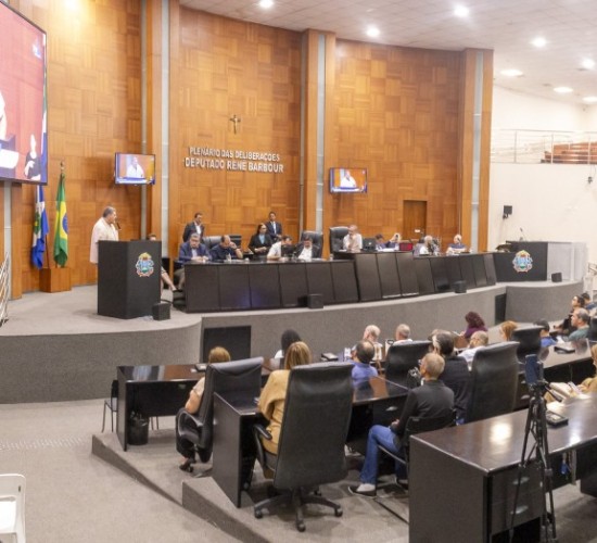 Deputados são contra fechamento da Santa Casa e cobram definição do Estado