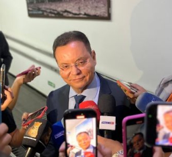 Briga entre suplentes adia licença de Botelho e força saída conjunta com Júlio Campos