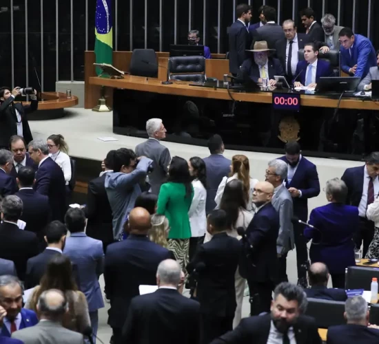 Câmara aprova projeto que reajusta salários de servidores públicos