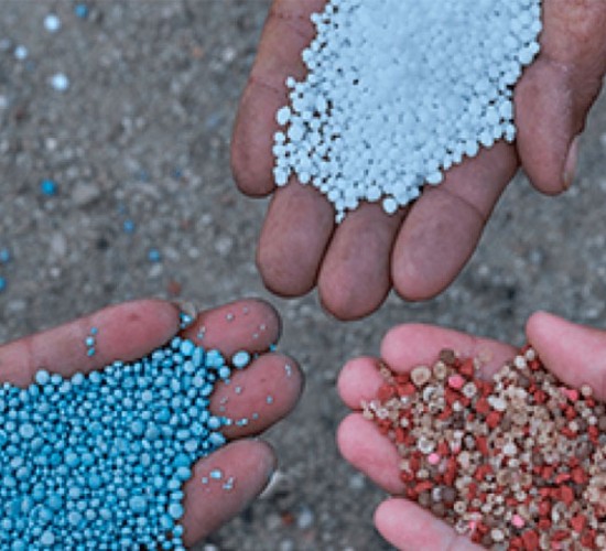 Guerra Israel e Estados Unidos x Irã ameaça explodir custo dos fertilizantes no Brasil