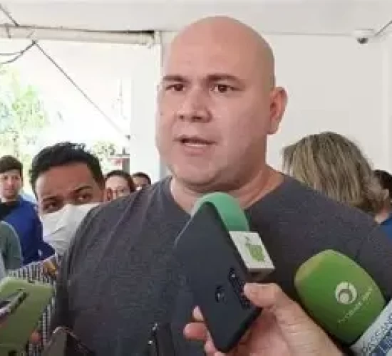 Prefeito culpa dívidas herdadas por falta de abastecimento de remédios e anuncia regularização