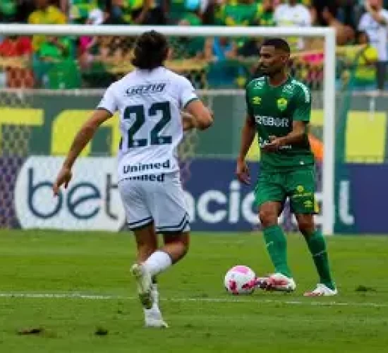 Goiás bate o Cuiabá por 3 a 1, assume liderança e tira Dourado do G-4 do Brasileirão da Série B