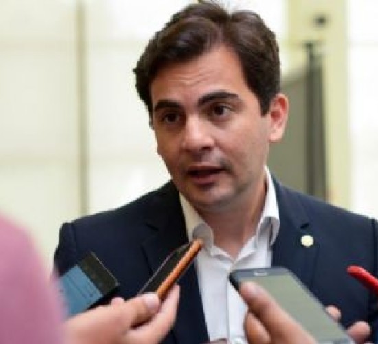 Garcia diz que presidente Lula transforma situação em palanque eleitoral ao não sentar para dialogar com os EUA